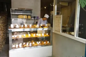 <p>โซนขายเบอเกอร์รี่ด้านในร้าน เล็กๆ แต่น่ารัก และน่าทาน ซึ่งด้านข้างนั้นเป็นครัวเบเกอร์รี่เปิดเก๋ๆ ที่ทำขนมอบสดใหม่เสิร์ฟให้ทานกันแบบสดๆ ทั้งวัน</p>