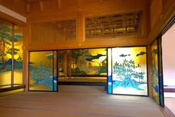 <p>ฉากกั้นห้องสวยๆ ภายใน&nbsp;Honmaru Goten Palace ซึ่งเป็นงานฝีมือที่วิจิตรงดงามอลังการมาก</p>