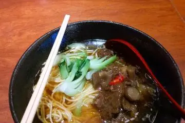 <p>ส่วนนี่ก็คือราเม็งเนื้อม้าชื่อดังของร้าน&nbsp;HIGOMESHIYA YUMEAKARI (肥後めしや 夢あかり)</p>