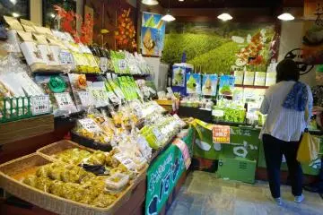 <p>ร้านนี้เป็นร้านชาเขียวชื่อดังของคุมาโมโต้ที่รสชาติอร่อยและมีรางวัลการันตีด้วย</p>