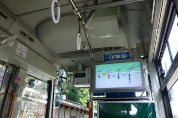 <p>ภายใน Kumamoto Castle Loop Bus (Shiromegurin) มีจอขนาดใหญ่คอยบอกรายละเอียดต่างๆ ชัดเจน และมีเสียงประกาศด้วย โดยจะมีการแจ้งสถานทีที่จะจอดล่วงหน้าสามป้าย และสถานีถัดไปด้วย</p>