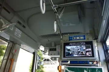 <p>สิ่งที่ดีอีกอย่างของ&nbsp;Kumamoto Castle Loop Bus (Shiromegurin) นั้นก็คือเวลาจะจอดยังป้ายต่างๆ จะมีภาพพร้อมรายละเอียดเล็กๆ ของสถานที่ท่องเที่ยวสำคัญๆ ตลอดจนร้านอร่อยท้องถิ่นเลื่องชื่อ แสดงบนหน้าจอด้วย</p>