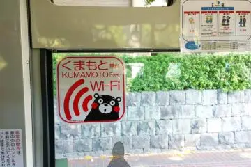 <p>ป้ายประชาสัมพันธ์บริการ Free Wi-Fi ในบริเวณเมืองคุมาโมโต้เป็นรูปหมีคุมามงที่ออกแบบได้น่ารักน่าใช้มาก</p>