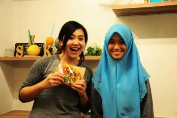 <p>Friendly staffs with their on-the-go pizza</p>