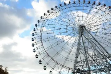 <p>The ferris wheel is huge!</p>