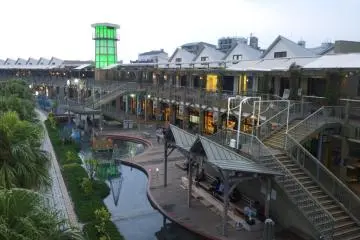 <p>Dolphin Port (Kagoshima Water Front) ตอนเย็นๆ นั้นเป็นเวลาที่ผู้คนมักแวะมาแฮงค์เอาท์ และมุมขวาด้านล่างสุดนั้นก็คือจุดออนเซนเท้าสาธารณะของที่นี่ที่เปิดให้บริการแช่ออนเซนเท้ากันได้ฟรี</p>