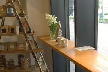 <p>Coffee Stand ที่ให้บริการในร้าน เป็นเค้าเตอร์มุมเล็กๆ ที่ให้เราได้จิบกาแฟเคล้ากับวิวสวยๆ ของภูเขาไฟซากุระจิม่า</p>