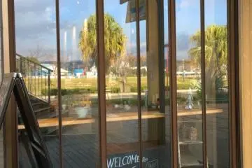 <p>ด้านหน้าร้านที่เป็นบานกระจกกว้างเปิดให้เห็นวิวสวยๆ กันแบบเต็มๆ</p>
