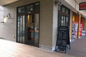 <p>ด้านหน้าร้าน&nbsp;VOILA Coffee ที่ตกแต่งเก๋ไม่แพ้ด้านใน</p>