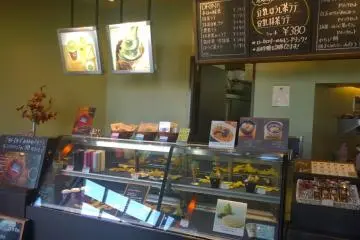 <p>บรรยากาศภายในร้าน&nbsp;KOOTS GREEN TEA คาเฟ่ชาเขียวที่มีมาตรฐานต่างๆ ไม่ต่างจากร้านกาแฟเก๋ๆ เลยทีเดียว</p>