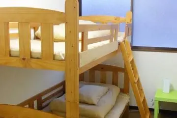 <p>เตียงสองชั้นสะอาดๆ ไว้บริการภายในห้องนอนรวม Dormitory</p>