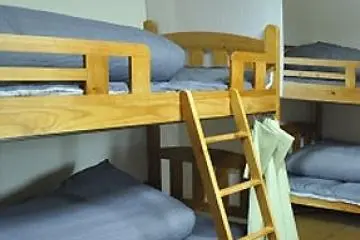 <p>อีกห้องซึ่งเป็นห้องนอนรวมแบบ Dormitory ที่มีเตียงสองชั้นไว้บริการหลากหลาย ภายในห้องนั้นไม่แคบจนเกินไป สะดวกสบายแก่การพักผ่อน</p>