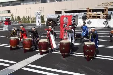 <p>Taiko drummers giving it some energy</p>