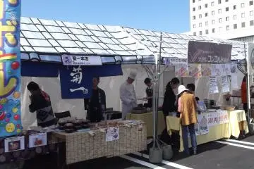 <p>Some of the stands selling hot food and drinks</p>