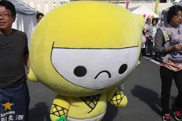 <p>There were a number of cute mascots wandering around, who must have been really hot</p>
