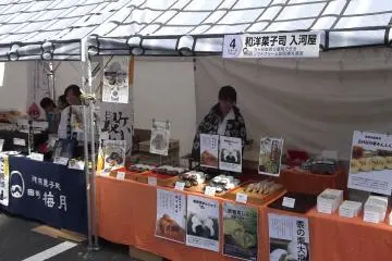 <p>More stands selling food and drinks</p>