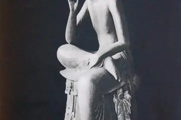 <p>พระโพธิสัตว์ Bodhisattva Maitreya (宝冠弥勒) พระพุทธรูปอันงดงามอ่อนช้อยงดงามเป็นงานแกะสลักงานไม้อันประณีตวิจิตร ซึ่งนี่ก็คือโบราณวัตถุชิ้นแรกที่ได้รับการขึ้นทะเบียนให้เป็น National Treasures of Japan เมื่อปี ค.ศ.1951&nbsp;</p>