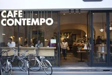 <p>หนึ่งในคาเฟ่เก๋ๆ ที่อยู่ใน Orange Street</p>