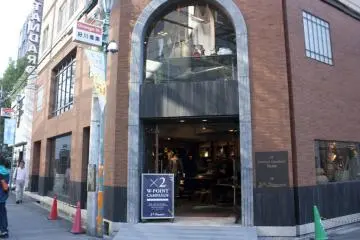 <p>ร้านแบรนด์ดังก็ตั้งอยู่บน Orange Street อยู่หลายร้าน</p>