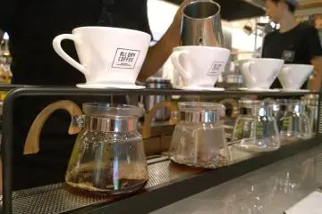 <p>ในร้านยังมีกาแฟดริปให้บริการด้วยซึ่งกาแฟดริปที่นี่ก็ขึ้นชื่อไม่แพ้กัน</p>