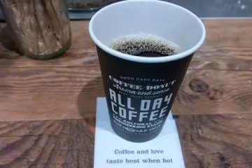 <p>กาแฟดริปนั้นเราสามารถเลือกชนิดของเมล็ดกาแฟได้เองตามความต้องการ หรือไม่ก็อาจให้บาริสต้าแนะนำรสชาติดีๆ ให้ก็ได้</p>