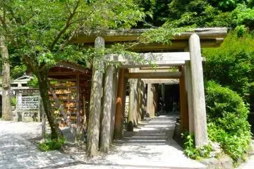 <p>Cette s&eacute;rie de torii en bois de l'autre c&ocirc;t&eacute; d'un tunnel creus&eacute; dans la colline maque l'entr&eacute;e du temple Zeniarai Benzaiten</p>
