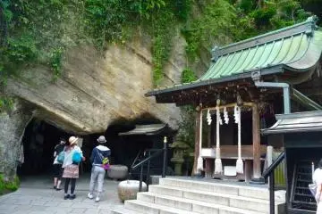 <p>Voici l'entr&eacute;e de la grotte o&ugrave; vous pouvez laver votre argent dans une cascade et prier ensuite pour qu'il se multiplie</p>
