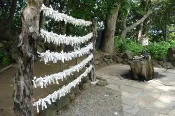 <p>Le sanctuaire Kuzuharaoka. On peut y voir une fontaine de purification avec un dragon et un lieu o&ugrave; d&eacute;poser sa mauvaise fortune</p>

