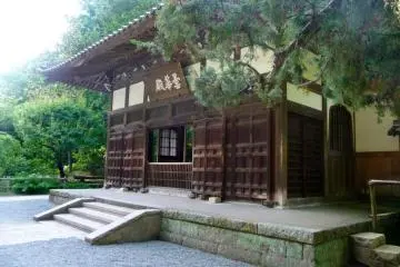 <p>Un b&acirc;timent du sanctuaire J&ocirc;chi-ji &agrave; la fin de la randonn&eacute;e du Daibutsu. Il y a quelques autres sanctuaires entre ici et la station Kita Kamakura</p>
