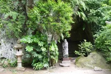 <p>Au sanctuaire J&ocirc;chi-ji, il y a dans la grotte un Bouddha heureux. Vous pouvez frotter son ventre son doigt et ses oreilles pour la bonne fortune</p>
