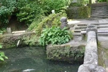 <p>L'entr&eacute;e du sanctuaire Jchi-ji. J&ocirc;chi-ji est l'un des 5 temples c&eacute;l&egrave;bres de Kamakura et abrite l'un des puits sacr&eacute;s</p>
