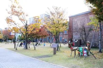 <p>Many visitors bring their kids to relish the Christmas' milieu mix with autumn feel in Noritake&nbsp;Garden</p>