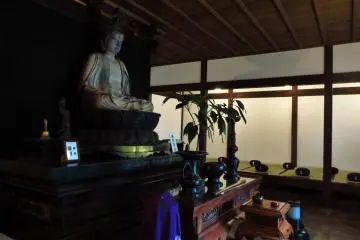 <p>Inside the zazen building in Daiyuji</p>