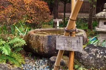 <p>Here you can listen to the sound of water drops falling on metal and relax your mind</p>
