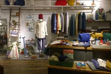 <p>ด้านบนนั้นเป็นร้านขายเสื้อผ้า ของตกแต่งบ้าน และของกระจุกกระจิกมากมายที่ใช้ชื่อร้านว่า pesa เหมือนกัน</p>
