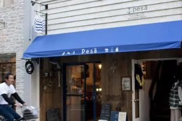 <p>pesa นั้นเป็นร้านเก๋ๆ ที่ตั้งอยู่ใน Orange Street โอซาก้า ด้านล่างนั้นเป็นร้านเบเกอร์รี่สุดอร่อย ส่วนด้านบนนั้นเป็นช็อปเก๋ๆ ขอบแบรนด์ในชื่อเดียวกันนี้</p>
