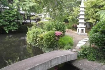 The grounds of Yugyoji