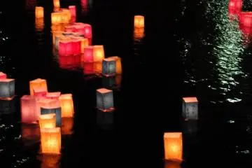 Floating Lanterns (Photo: <a href="http://www.flickr.com/photos/gethiroshima" target="_blank" rel="noreferrer noopener nofollow">gethiroshima.com</a>)
