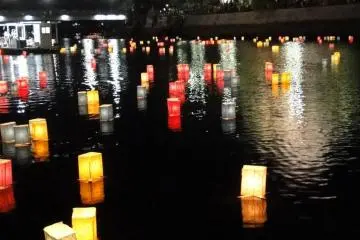 Floating Lanterns in Front of the Abomb Dome (Photo: <a href="http://www.flickr.com/photos/gethiroshima" target="_blank" rel="noreferrer noopener nofollow">gethiroshima.com</a>)