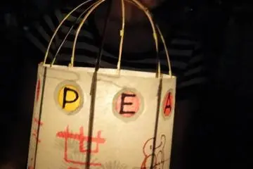 handmade lantern for peace (Photo: <a href="http://www.flickr.com/photos/gethiroshima" target="_blank" rel="noreferrer noopener nofollow">gethiroshima.com</a>)