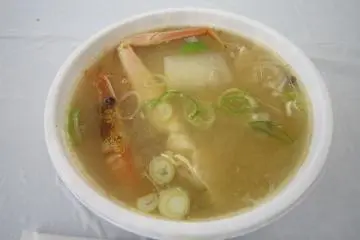 게 외에 새우도, 야채도 여러 가지가 들어가 아주 맛있는 국이다