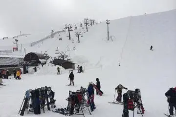<p>Snowboard yang diletakkan pemiliknya karena sedang beristirahat</p>