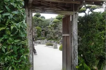 <p>A glimpse into the Keiichiro garden</p>