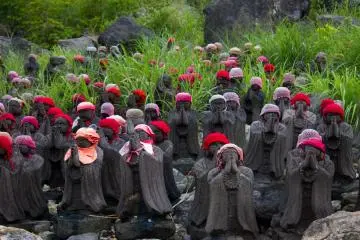 <p>Jizu statues, a symbol of Ksitigarbha who is a patron of children, stand to protect the souls of children who die before their parents.</p>