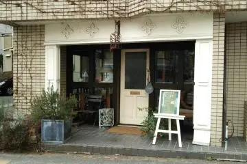 <p>The entrance is very unassuming</p>