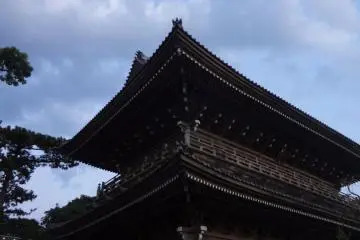 The main gate's double roof is quite stunning.