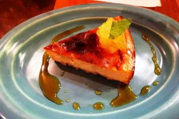 Kue keju dari tahu dengan hiasan nanas di atasnya