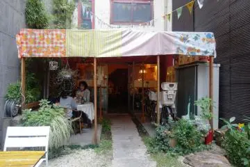 Bagian luar Le Coccole yang sederhana