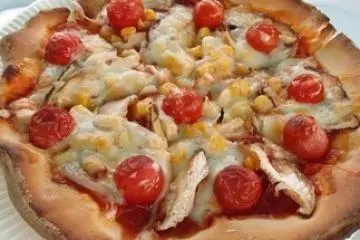 <p>Tomato &amp; Mushroom Pizza di restoran Yokota Farm</p>