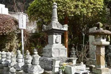 <p>สุสานของตระกูลอะชิกะงะ ตั้งอยู่แบบส่วนตัว</p>
